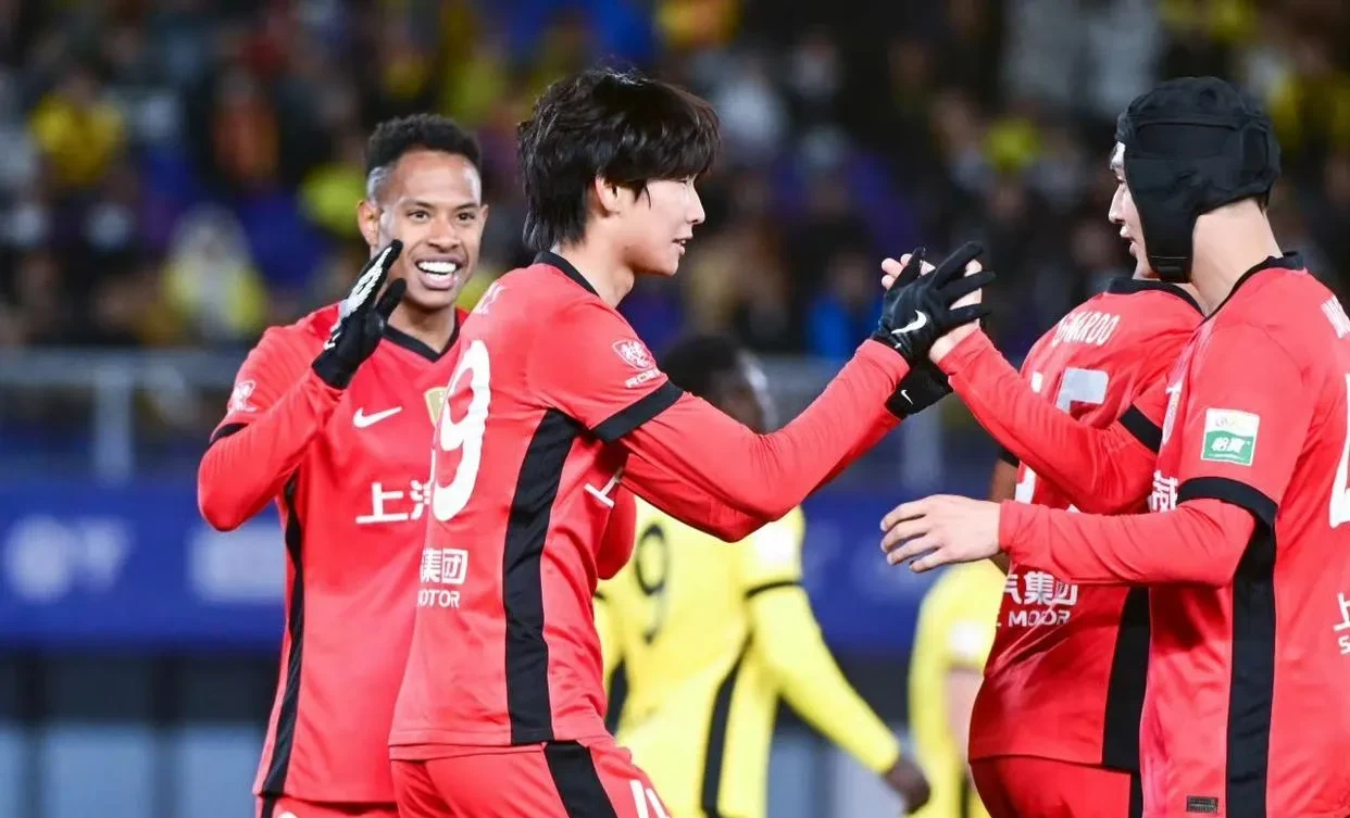 包含集结日德甲焦点战；上海海港手感冰凉；管理层满意；年轻球员得到机会的词条