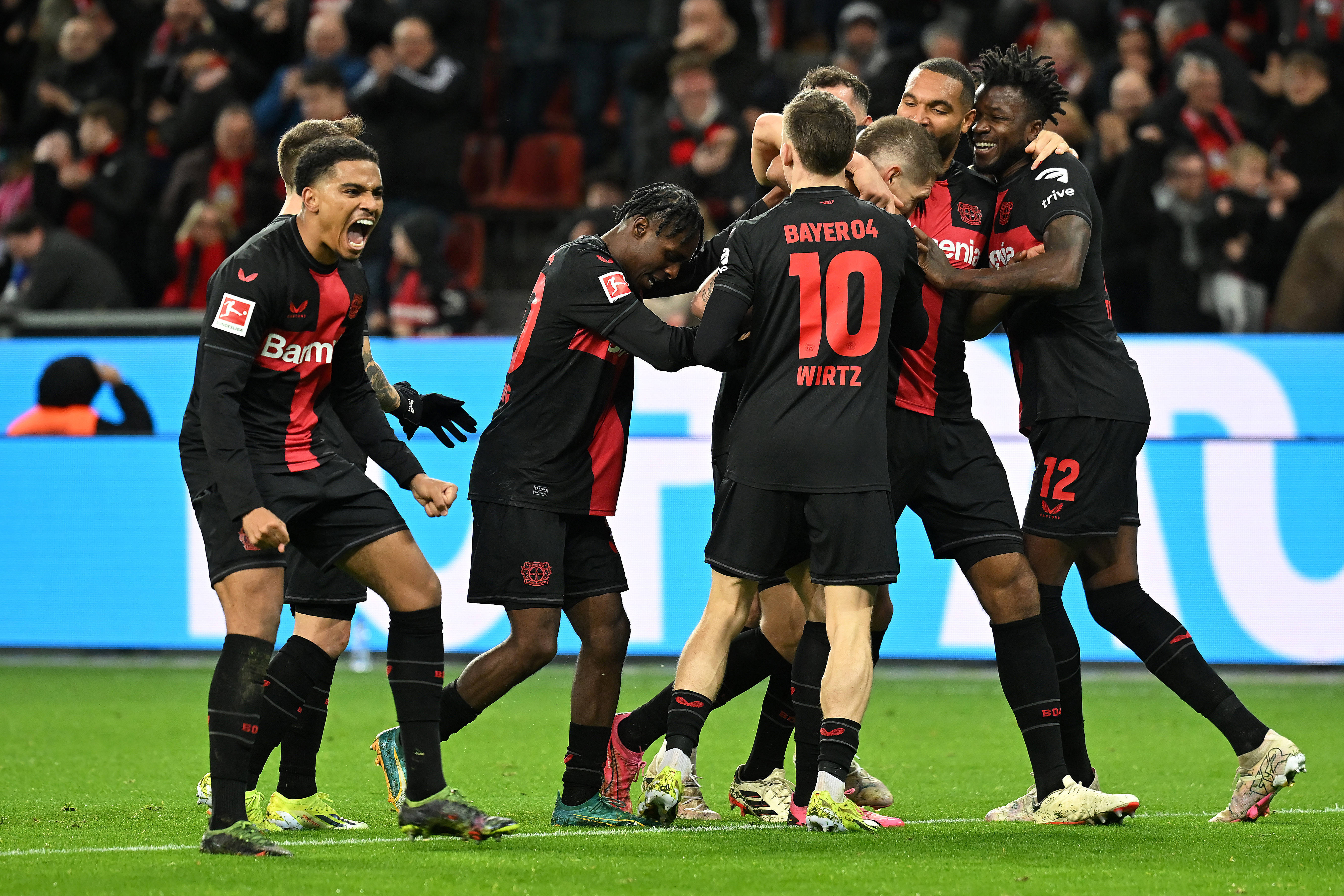 包含集结日德甲焦点战；上海海港手感冰凉；管理层满意；年轻球员得到机会的词条